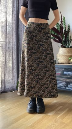 Patterned Long Skirt Outfits, A-line Skirt Pattern, How To Style A Patterned Skirt, Pattern Maxi Skirt Outfit, Vintage Maxi Skirt Outfits, Fun Skirt Outfits, Long Patterned Skirt Outfit, Outfits With Knee Length Skirts, Alternative Sewing Patterns