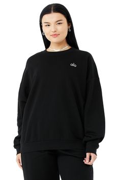 This best seller is cozy, comfortable, cute and done in classic neutrals and on-trend colors—each finished with a chrome Alo logo. It has a classic crewneck, ribbed cuffs and hem, and a laid-back dropped-shoulder fit. It’s made from midweight French terry that’s smooth on the outside and fleecy on the inside with the perfect drape. Pair with the Accolade sweatpants to make a matching set—and get one for your bestie, sibling, or partner, if you’re into that. The Accolade, Matching Sweats, Womens Capris, Tank Top Long Sleeve, Back Women, Alo Yoga, Bra Women, Mens Sweatpants, Cropped Hoodie