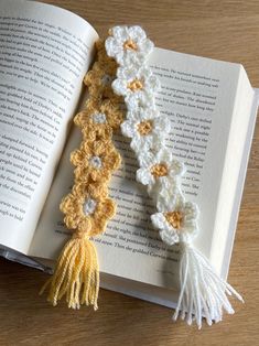 A delicate daisy bookmark - perfect gift for friends and family! Made in Wales. All prices are calculated on cost of material + hourly wage It takes approx 1 hour to make 2 bookmarks Yarn Hayfield bonus DK - Acrylic Washing Instuctions Wool Cycle - 40o Tumble Dry - Low Heat Measurements Length Approx - 25cm (10 inches) Width Approx - 4.5cm (1.75 inches) Crochet Coffee Bookmark, Diy Easy Crochet Projects, Ideas To Crochet Easy, Wool Ideas Crafts, Daisy Diy Crafts, Crochet Sister Gifts, Free Crochet Accessory Patterns, Crocheted Flower Bookmarks, Wool Diy Ideas