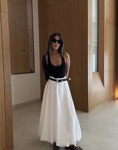 white skirt outfit, white skirt outfits, white skirt outfit ideas, skirt outfits, skirt outfit ideas, skirt fashion, white poplin skirt White Skirt Summer, Cool Denim, Poplin Skirt, Chic Summer Style