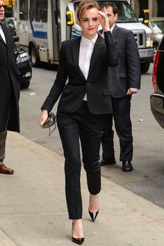 Emma Watson Outfit, Female Ceo Outfits, Emma Watson Outfits, What's Trending In Fashion, Female Ceo, Emma Watson Style, Black Dresses Classy, Classic Black Dress, Moda Paris