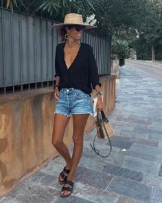 13 Cool Summer Vacation Outfits for Comfort and Style | Travel Beauty Blog Chic Style Inspiration, Look Boho Chic, Denim Shorts Outfit, Casual Chique, Paris Mode, Perfect Denim, Mode Boho, Mode Casual, Shorts Outfit