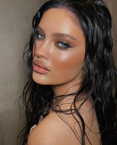 Wet Hair Look Smokey Eye, Wet Makeup Look Photoshoot, Wet Hair And Makeup Look, Wet Hair Aesthetic Photos, Dark Bronze Makeup, Wet Makeup Look Editorial, Beauty Poses Head Shots, Makeup Model Poses, Wet Hair Photoshoot Ideas At Home