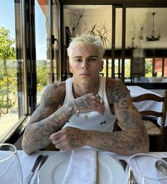 Blonde Hair Black Eyebrows, Boy Haircut Ideas, Herren Hand Tattoos, Men Aesthetic Outfits, S Haircut, Blonde Tattoo, Boy Haircut