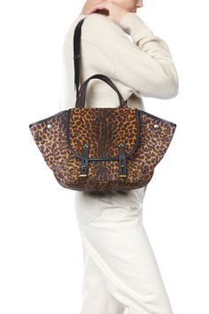 Basket-style tote bag, can be worn on the shoulder, across the chest or by hand. Adjustable, removable shoulder strap. Closing with a leather flap. Léopard chamois split suede Handbag: 80% Calfskin 14% Goatskin 5% Cotton 1% Polyester Lining: 100% Cotton Dimensions : 44 x 25 x 16 cm For the Leopard Chamois rind, a double dyeing was carried out to limit the disgorging of the color then a digital printing with the leopard pattern was carried out on the surface. Origin of the leather: Europe, tannin Leather Shoulder Bag In Leopard Print For Everyday, Leopard Print Leather Shoulder Bag For Everyday Use, Leopard Print Leather Bag, Chic Tortoiseshell Leather Bag, Chic Double Handle Bag In Leopard Print, Leopard Print Top Handle Bag For Travel, Leather Shoulder Bag With Leopard Print And Leather Handles, Chic Tortoiseshell Bag For Everyday Use, Travel Satchel With Adjustable Strap In Leopard Print