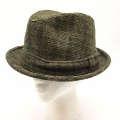 Vintage Fifth Avenue New York Flip It Wool Tweed Fedora Trilby Hat Brown Sz 7. Please note, there is a small hole on the hat band and on the underside of the brim - Please see all pictures fro condition . Thanks for looking Fedora Hat Vintage, Brown Trilby Hat, Vintage Wool Fedora Hat, Fall Tweed Hat With Short Brim, Fitted Tweed Hat Casual Style, Fitted Tweed Casual Hat, Casual Fitted Tweed Hat, Classic Tweed Hat With Short Brim, Vintage Tweed Hat With Curved Brim