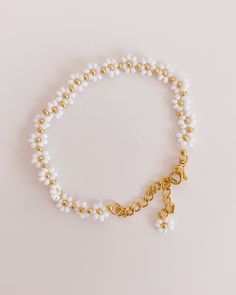 Elegant pearl bracelet with white daisies and gold or silver clasp 🌸 The bracelet is hand-threaded with an elastic thread and a lot of love 🧡 Thanks to the clasp made of allergy-friendly stainless steel, the daisy bracelet can be preset to any size. Since the rest of the bracelet is made with an elastic decorative thread, you can still easily put it on and take it off by hand 🌸 Bracelet length: 14 - 18 cm You can also find the matching ELODIE ring in the listings! Should the bracelet be a gif Handmade Dainty Pearl White Bracelets, Everyday Handmade White Beaded Bracelets, Adjustable White Beaded Pearl Bracelet, White Delicate Beaded Bracelet, Handmade White Pearl Bracelet For Everyday, Handmade White Pearl Bracelet Gift, White Flower Bracelets For Everyday, White Daisy Jewelry For Everyday, White Daisy-shaped Everyday Jewelry