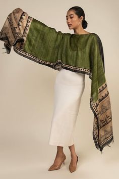 Algae green, black color blocked kaftan featuring geometric pattern on the hem with asymmetric sleeves. - Aza Fashions Cape Scarf Outfit, Modern Middle Eastern Fashion, Khadi Clothes, Asymmetrical Top Outfit, Simple Kaftan, Kaftan Outfit, Green Black Color, Kaftan Styles, Kaftan Tops