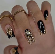 Black And Gold Nails Christmas, Black Gold Nails Ideas, Kerstnagels Glitter, Gold Color Nails, Black And Gold Square Nails, Black And Gold Pedicure, Black And Gold Nails Acrylic, Gold Fake Nails, Black And Gold Nail Designs