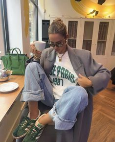 Green Shoes Outfit Sneakers, Green Tennis Shoes Outfit, Colourful Sneakers Outfit, Green Shoes Outfit, Simple Work Outfits, Looks Adidas, Look Adidas, Tennis Shoes Outfit, Mode Boho