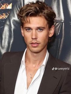 Mens Blonde Hairstyles Medium, Austin Butler Haircut, Austin Butler Hairstyle, Blonde Male Actors Under 30, 90s Mop Top Hair Mens, Blonde Male Celebrities, Austin Butler Hair, Outfit Ideas Smart Casual, 60s Hairstyles Men