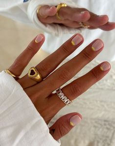 Are you looking for cute summer nails that perfectly compliment a tan? If so, you'll love these beautiful summer nail designs! Short Nails Summer, Subtle Nails, Minimal Nails, July Nails, Nail Jewelry, Minimalist Nails