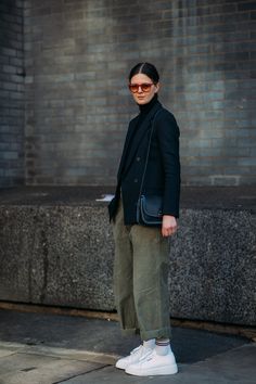 Black Jacket Street Style, Green Pants Outfit Winter, Winter Outfit Woman, Green Sneakers Outfit, London Fashion Week 2022, Street Style London, Minimalist Moda, Outfit Elegantes, Look Boho Chic