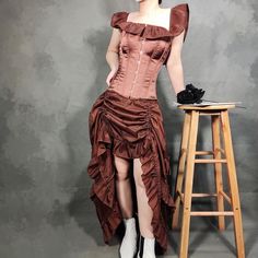 Steampunk dress: a vintage look mixed with Victorian vibes. Choose the size of your dress with the table below. If you are between two sizes, take the larger one. Discover our exquisite Victorian dress, a true masterpiece of elegance and refinement. This brown dress is designed to captivate attention and transport you to the opulence of the Victorian era. Made from high-quality materials, this dress combines comfort and durability. It is designed to provide you with a pleasant wearing experience Steampunk Dresses, Victorian Vibes, Wicked Musical, Steampunk Dress, Puffy Dresses, The Victorian Era, Ideal Wardrobe, Bygone Era, Steampunk Fashion