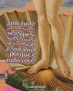 an image of a woman's feet on top of a shell with words written in spanish