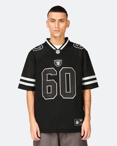 Denna Fanatics Las Vegas Raiders-tröja är ett utmärkt tillskott till din streetwear-garderob. T-shirten har sportiga tryck som representerar Las Vegas Raiders NFL. Raiders Jersey, Nfl Raiders, Raiders Football, Nfl Jersey, Las Vegas Raiders, Team Jersey, Sneakers Online, Football Team