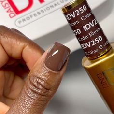 Cedar Brown DIVA #250 (muted warm brown) — You don’t need glasses to cedar this muted umber brown is out of this world Siguiendo un sistema de gel profesional de 3 pasos: DIVA Gel Polishes debe curarse bajo una lámpara LED y usarse con DND, DC o DIVA Base Gel y Top Gel. Los esmaltes de uñas a juego deben secarse al aire, se utilizan por separado. Comenzando con las uñas completamente limpias y preparadas, aplique una sola capa de gel base y cure durante 30 a 45 segundos en una lámpara LED. Apliq Dnd Spiced Brown, Fall Nail Dnd Colors, Dnd Chocolate Nails, Dnd Brown Nails, Dnd Gel Polish Colors Brown, Dnd Gel Nail Polish Fall Colors, Brown Dnd Gel Polish, Fall Nail Polish 2024