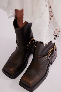 Lights Out Moto Boots Leather Boot Outfit, Moto Boots Outfit, Fig Photography, Bohemian Witch, Boots Outfits, Boho Style Earrings, Coachella Fashion, Free People Style, Western Boots Women