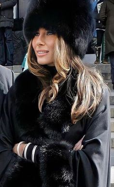 Fur Hat Outfit, Layering Street Style, Outfits Aesthetic Winter, Bird Aesthetic, Stylish Winter Hats, Mode Dress, Hat Aesthetic, Aesthetic Winter