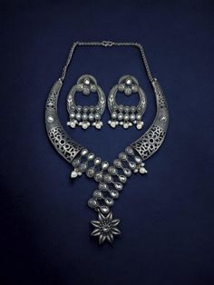 Create A Buzz Around Your Corner By Wearing This Necklace Set, You Will Always Be The Center Of Attraction Of Any Gathering By Wearing This Jewellery From Yachika Collections. You Can Team It With Ethnic Wear Of Your Choice To Look Your Best. Indian Choker Necklace, Ethnic Wedding, Wear Necklaces, Party Kleidung, Indian Bridal, Bridal Earrings, Party Wear, Necklace Set, Jewelry Sets