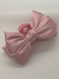 Aesthetic Scrunchies, Bow Claw Clip, Pink Hair Bow, Pink Hair Accessories, Ribbon Crafts Diy, Pink Hair Bows, Hair Accessories Clips, Boutique Hair Bows