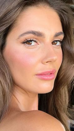 Bridal Makeup Without Eyeliner, Minimal Glowy Wedding Makeup, Blush Bridesmaid Makeup, Pink Lip Bridal Makeup, Natural Makeup Looks Wedding Brides, Light Glam Bridesmaid Makeup, Natural Photo Makeup, Natural Minimal Wedding Makeup, Natural Pink Wedding Makeup