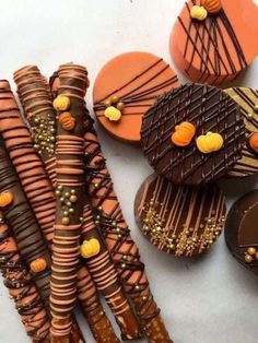 Thanksgiving Chocolates, Chocolate Dipped Oreos, Covered Pretzels, Chocolate Covered Treats, Covered Oreos, Thanksgiving Treats, Halloween Chocolate, Chocolate Pretzels, Edible Gold