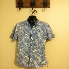 - Inside Has The Darker Floral Print And The Outside Is A Light Washed Appearance - Button Up, Collared Hibiscus Floral Print - 1 Button Pocket Measurements Laid Flat: - Chest: 19.5", Length: 27.5" Blue Hawaiian, Dark Floral, Poplin Shirt, Flat Chest, Peaches, Casual Shirts For Men, Blue Man, Casual Button Down Shirts, Hibiscus