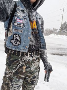 Alternative Punk Fashion, Graffiti Artist Outfit, Battle Jacket Outfit, Punk Utility Belt, Punk Patch Ideas, Punk Trench Coat, Wear Or Tear Outfits, Punk Jacket Diy, Crust Punk Fashion