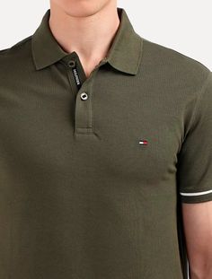 Polo Tommy Hilfiger Masculina Regular Piquet Under Placket Detail Verde Militar Polo masculina Tommy Hilfiger na cor verde militar. Modelagem Regular Fit. Tecido em piquet. Bordado do logotipo de bandeira no lado esquerdo do peito. Gola tradicional polo com dois botões para fechamento. Faixas brancas nas mangas. Tape exclusiva na carcela. Composição: 96% algodão, 4% elastano. Ref.: THMW0MW33199. Outlet, Tommy Hilfiger