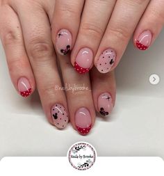 Disney French Manicure Nails, Subtle Minnie Mouse Nails, Disney Anniversary Nails, Mickey And Minnie Christmas Nails, Mickey Mouse Birthday Nails, Simple Christmas Disney Nails, Minnie Christmas Nails, Disney Christmas Nails Short