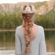 Mia & Linda no Instagram: “Infinity braid into a fishtail, inspired by @theconfessionsofahairstylist with this amazing seashell crown from @wildandfreejewelry ” Mermaid Hairstyles, Mermaid Shoot, Locks Hairstyles, Mermaid Crowns, Shell Crown, Seashell Crown, Hair Job, Infinity Braid