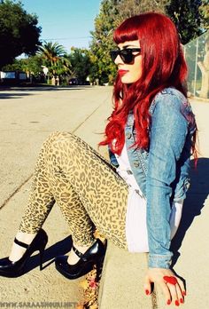 long, bright red hair with Bettie Page bangs - Love this look! i want hair this colour Rockabilly Fashion Outfits, Leopard Leggings, Bettie Page, Psychobilly