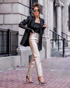 I Understood The Assignment, How To Style Leather Pants, Understood The Assignment, Shiny Pants, Style Inspiration Casual, Coachella Fashion, Pant Trends, Style Inspiration Spring, Style Inspiration Fall