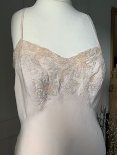 Stunning 1940s/1950s vintage blush pink short silk crepe de chine slip, dress or slinky nightdress. This is a delightful handstitched slip in a soft blush coloured matt silk. There is a deep band of floral tulle lace in shades of blush and apricot across the bodice, upper back and hem. Shoestring straps that can be altered if required. Seamed bodice for extra shape. Handsewn with a combination of tiny hand stitches and machine work.   The lace is entirely hand applied - quite a feat. Excellent v 1950 Vintage Dresses, Apricot Blush, Dress Blush Pink, Hand Stitches, Machine Work, Tiny Hand, Tulle Lace, Blush Color, Silk Crepe