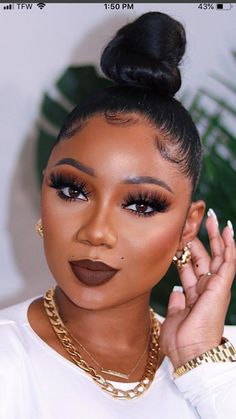 Maquillage Yeux Cut Crease, Brown Girls Makeup, Makeup For Black Skin, Brown Skin Makeup, Dark Makeup, Glamour Makeup, Dark Skin Makeup, Makeup Obsession, Makeup For Black Women