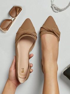 Pretty Shoes Flat, Pumps Shoes Flat, Pump Shoes Flat, Pretty Flat Shoes, Elegant Flat Shoes, Elegant Shoes Flat, Pointy Flats, Casual Pumps, Flat Pumps