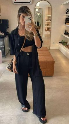 Lino outfits, chica lino aesthetic, aesthetic outfits, inspo closet. Arma tus looks para todo tipo de ocasion: bares, amigos, universidad, oficina. Get inspo Summer Outfits Dresses, Look Hippie Chic, Stile Boho Chic, Nashville Outfits, Europe Outfits, Outfits Dresses, Elegante Casual, Looks Black, Mode Inspo