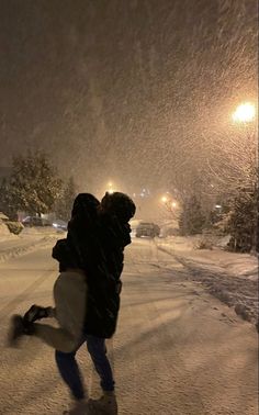 Valentines Wallpaper Aesthetic, Winter Couple Pictures, Couples Walking, Valentines Wallpaper, Winter Photos, Winter Break, Christmas Couple