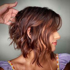 Cortes de cabelo texturizados Choppy Bob Thick Wavy Hair, Angled Bob Haircuts With Layers, Short Choppy Inverted Bob, Thick Hair Inverted Bob, Angled Bob Haircuts Wavy Hair, Angled Bob Hairstyles Curly, Inverted Bob For Curly Hair, Wavy Angled Bob Medium, Choppy Bob Hairstyles Curly Hair