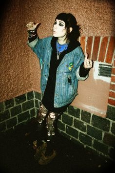 Punk rock grunge hairstyle and fashion 80ies 90ies good old grunge days Punk Girl Fashion, 80s Emo, 80s Alternative, Grunge Hairstyle, Grunge Style Outfits, Indie Outfits Grunge, Skater Girl Outfits Grunge, Soft Indie, Old Grunge