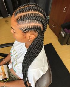 Cornrows vlechten kun je nu ook makkelijk zelf maken. Easy Braids Hairstyles, Feed In Braids Ponytail, Ghana Braid Styles, Feed In Braids, Feed In Braids Hairstyles, Braided Styles, Braided Hairstyle, Feed In Braid, Healthy Hair Journey