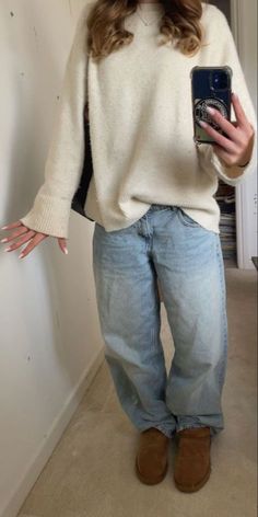 Cute Fall Outfits Uggs, Winter Outfits Knitted Sweater, Cream Knitted Sweater Outfit, Fall Outfits Women Uggs, Outfits With Cream Sweater, Jeans And Knitted Sweater Outfit, Thrifted Sweater Outfit, Winter Outfits With Blue Jeans, Uggs Shoes Outfit