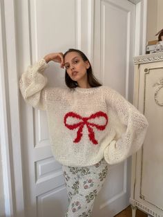 Handmade mohair jumper with a red bow on the front. Cream colour with redbow. Oversized, short fit. Warm and perfect for fall and winter.  made from mohair blend with wool and acrylic (so it wouldn't be too itchy)    Just pre order, it takes around 3-4 weeks to make the jumper, two sizes available 6-12 (XS-L) and 12-16 (L-XXL).  Please message us on instagram or email, if you have any questions: dreamers.rebels.shop@gmail.com   This is a handmade item meaning there was no machine involved in the Mohair Jumpers, Building Activities, Mohair Knit, 자수 디자인, Pullover Sweater Women, 가을 패션, Red Bow, Looks Style, Mode Inspiration