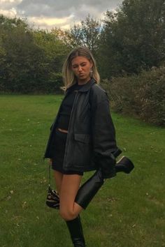 Moda Grunge, White Sneakers Outfit, Rok Outfit, Rock Outfit, Miniskirt Outfits, Leather Jacket Outfits, Looks Black, Skirt Mini, Mode Inspo