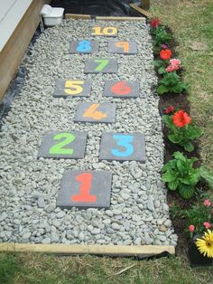 10 DIY Aménagement Jardin pour créer des coins de jeux pour les enfantsDe quoi les occuper une bonne partie de l'étsans tél Play Garden, Outdoor Play Areas, Outdoor Play Area, Garden Stepping Stones, Pallet Garden