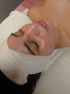 Facial Care Aesthetic, Facial Balancing Before And After, Aesthetician Photoshoot, Teen Facial, Facial Aesthetic, Spa Facials, Esthetician Inspiration, Back Facial, Skincare Facial