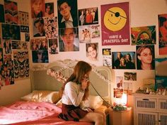 90s Room, Freshman Dorm, Dorm Sweet Dorm, Dorm Inspiration, Aesthetic Apartment, Cool Dorm Rooms, Dorm Room Designs