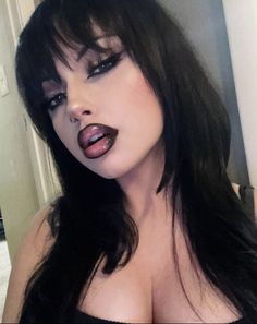 Gothic Inspired Makeup, Black Lip Makeup Look, Goth Latina Eye Makeup, Dark Eyeliner Look, Dark Romance Makeup, Romance Goth Makeup, Graphic Makeup Ideas, Summer Goth Makeup, Makeup Looks Without Lashes