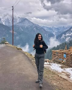 Poses For Trek, Outfit For Mountain Trip, Hill Station Outfit Ideas For Women, Mountains Photo Ideas, Travelling Woman, Girly Photography Poses, Trip Photo Ideas, Mountain Outfits, Mountain Photo Ideas